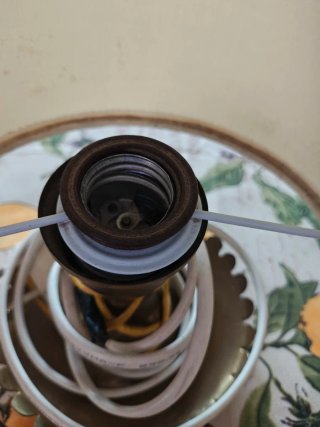 Lampada da tavolo abat-jour tessuto e metallo.