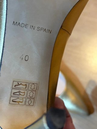 Zapatos de salón dorados