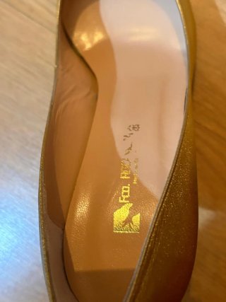 Zapatos de salón dorados