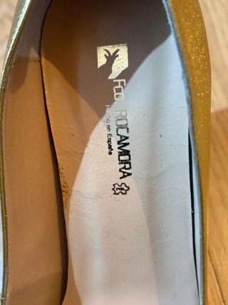 Zapatos de salón dorados