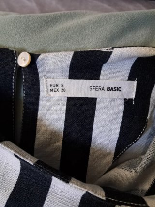 Camisa de rayas blancas y azul marino. Talla S