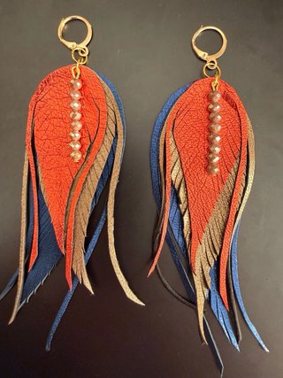 Pendientes plumas piel naranja y azul