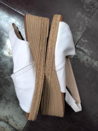 Zapatos cuña mujer en piel color blanco.