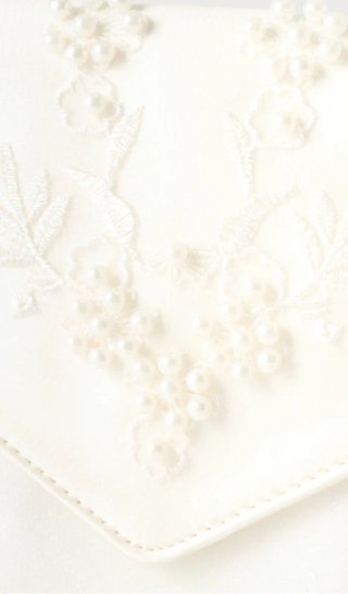 Bolso de fiesta blanco con perlas y flores