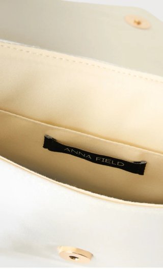 Bolso de fiesta blanco con perlas y flores