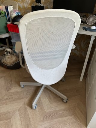 Mesa de oficina beige y blanca.