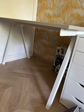 Mesa de oficina beige y blanca.