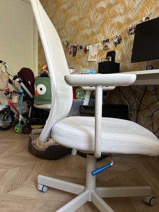 Mesa de oficina beige y blanca.