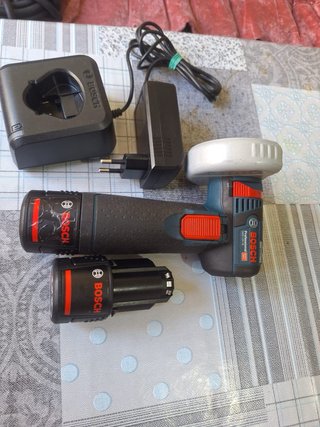 Radial Bosch 12V con 2 baterías y cargador