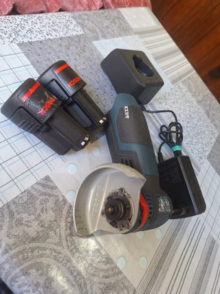 Radial Bosch 12V con 2 baterías y cargador