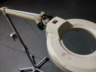 Lámpara LED con lupa