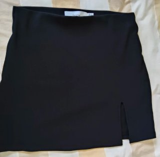Falda Negra Bershka Talla S, muy elegante.
