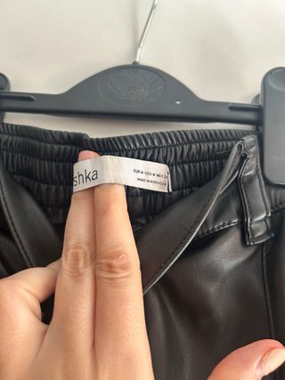 Pantalón cargo polipiel Bershka negro