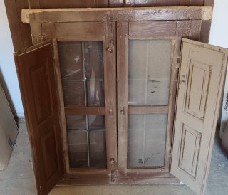 Ventanas de madera con rejas