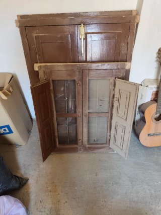 Ventanas de madera con rejas