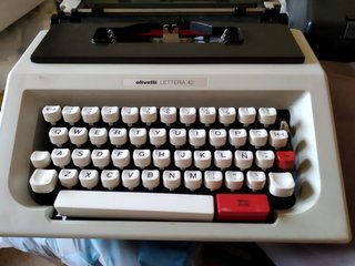 Máquina de escribir Olivetti Lettera 42