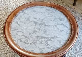Mesa de madera y mármol con patas de garra