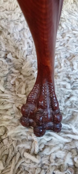 Mesa de madera y mármol con patas de garra