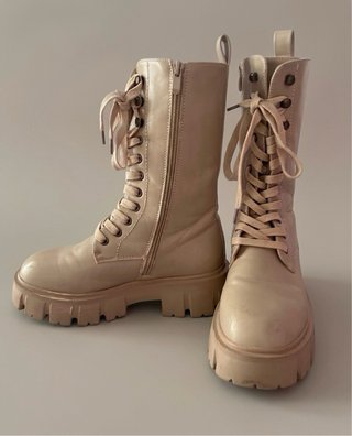 Botines Beige con Cordones y Cremallera