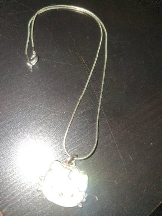 Collana Hello Kitty con ciondolo fiocco e strass