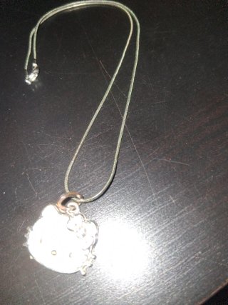 Collana Hello Kitty con ciondolo fiocco e strass