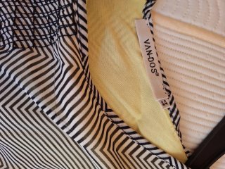 Vestido estampado amarillo y negro.
