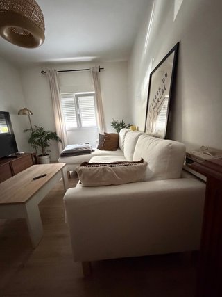 Sofá chaise longue tela y madera. SALTSJOBADEN