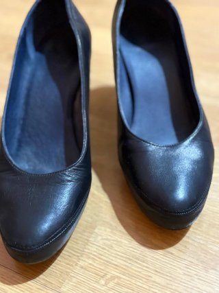 Zapatos de tacón negros para mujer. Piel.