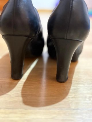 Zapatos de tacón negros para mujer. Piel.