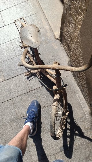 Bicicleta antigua de niña para restaurar