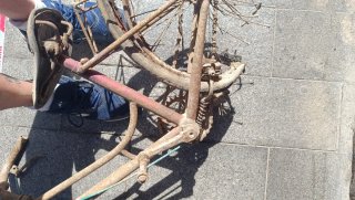 Bicicleta antigua de niña para restaurar