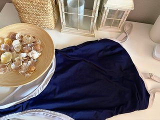 Bañador azul marino con ribete blanco