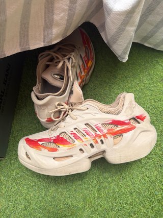 ARTE HECHO EN ZAPATOS ADIDAS DISEÑO “FUEGO”  GUSTA