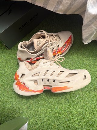 ARTE HECHO EN ZAPATOS ADIDAS DISEÑO “FUEGO”  GUSTA