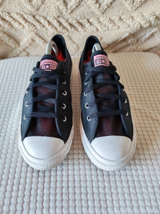 Zapatillas Converse Negras y Rojas