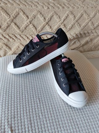 Zapatillas Converse Negras y Rojas
