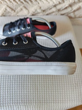 Zapatillas Converse Negras y Rojas