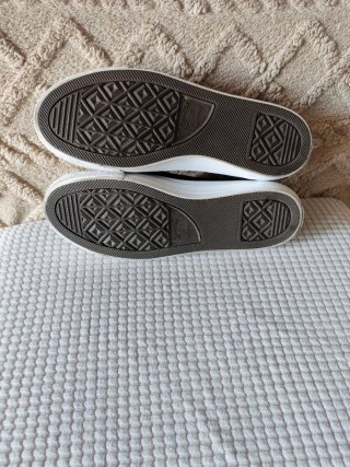 Zapatillas Converse Negras y Rojas