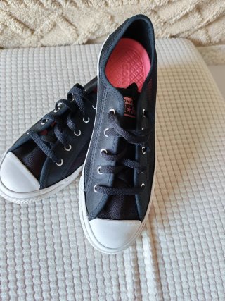 Zapatillas Converse Negras y Rojas