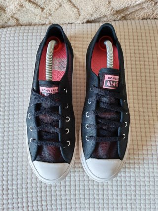 Zapatillas Converse Negras y Rojas
