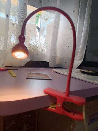 Lámpara Flexo Pinza IKEA fucsia.