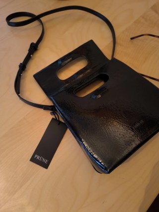 Bolso charol negro elegante cinta desmontable