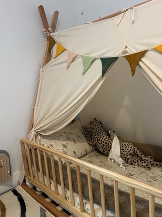 Cama tipi Kave Home + colchón + sábanas + barrera