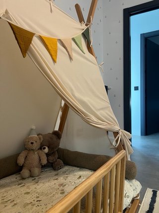 Cama tipi Kave Home + colchón + sábanas + barrera
