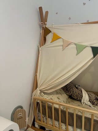 Cama tipi Kave Home + colchón + sábanas + barrera