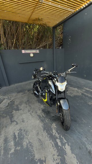 Zontes 125 Naked Negra y Amarilla