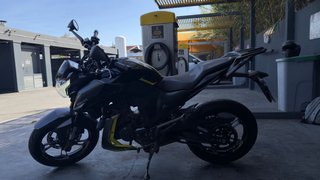 Zontes 125 Naked Negra y Amarilla
