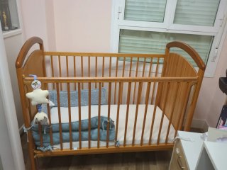 Cuna de madera con colchón