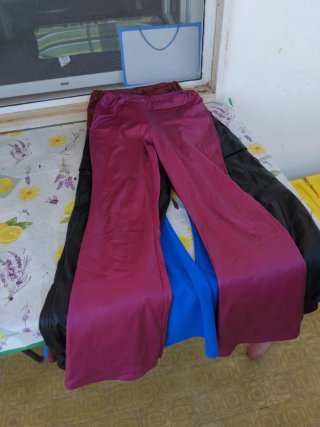 Pantaloni blu a zampa