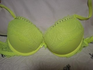 2 Sujetadores,uno  rosa y otro amarillo con encaje